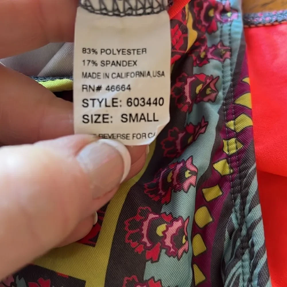 EXCELLENT CONDITION COLORFUL TITLE NINE SMALL PADDED TANKINI TOP